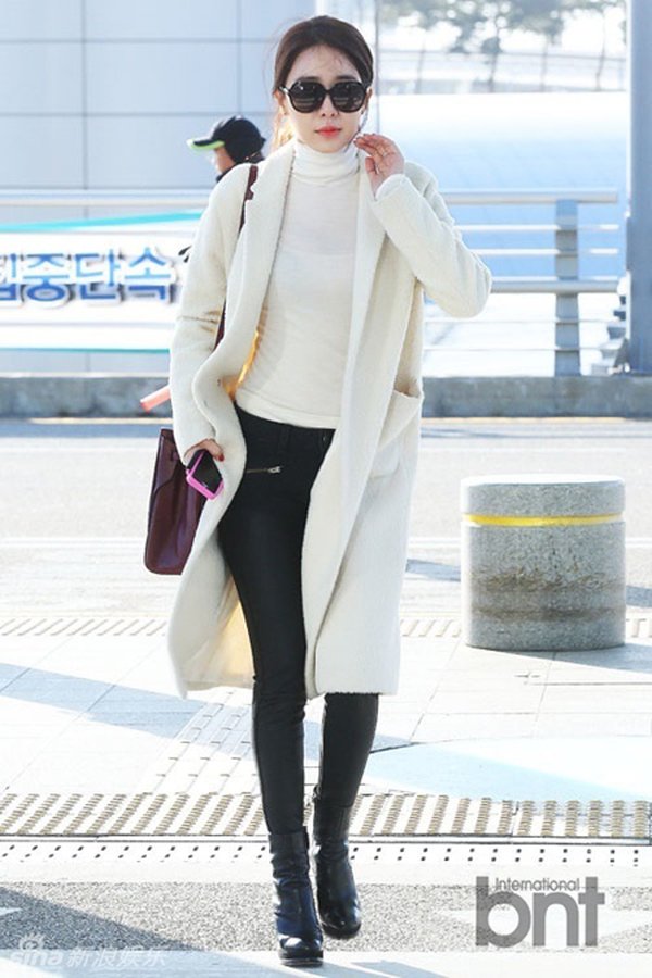  Yoo In Na diện áo khoác dạ trắng dễ thương mix theo công thức đối lập trắng – đen đơn giản và khỏe khoắn.
