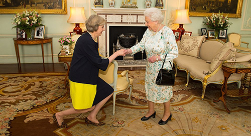 Tân thủ tướng diện kiến Nữ hoàng Anh, bà diện bộ suit đơn giản cùng đôi giày da báo hài hòa
