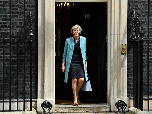  Áo thu đông trung niên và giày da báo được bà Theresa May mang ở khắp nơi