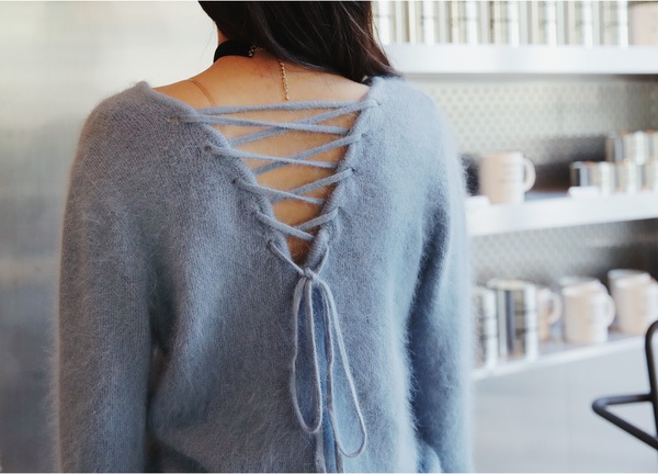 những mẫu áo len nữ thu đông 2016 thiết kế cổ V ngược khéo léo khoe tấm lưng trần gợi cảm 