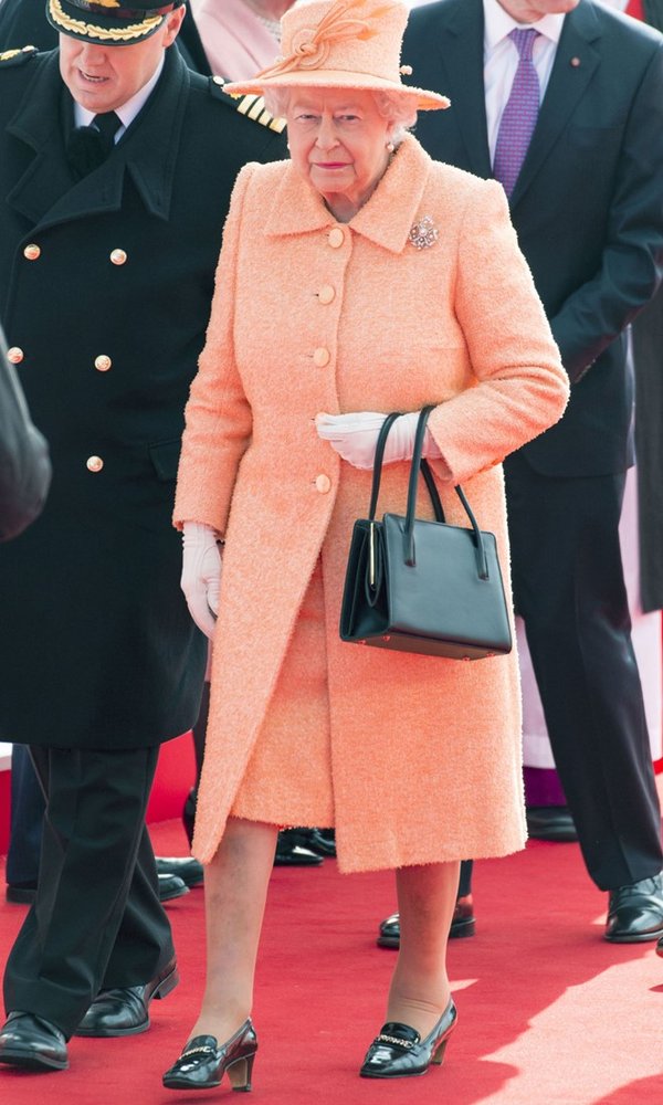 Sở thích sử dụng màu sắc nổi bật được nữ hoàng Anh vận dụng trong những mẫu áo khoác dạ nữ cao cấp khi đông về.