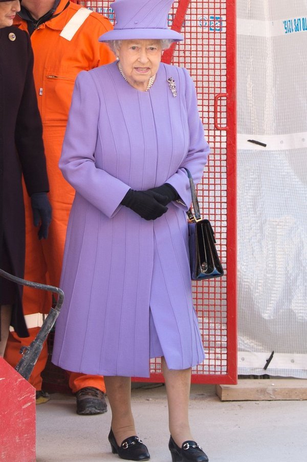Ngắm nhìn những mẫu áo khoác dạ phụ nữ trung niên của nữ hoàng Anh, nhiều người không khỏi xuýt xoa trước khả năng phối mix và guu thời trang tinh tế của bà.
