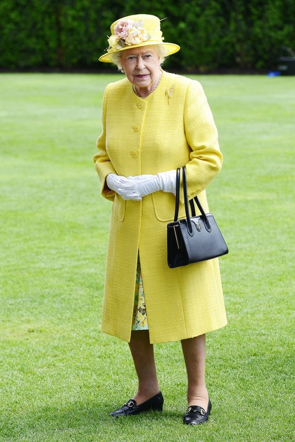 Đôi gang tay, túi xách và mũ đội đầu được xem là phụ kiện “cưng” của nữ hoàng nước Anh, góp phần làm nổi bất set đồ và tôn vinh nét đẹp sang trọng, đẳng cấp ở tuổi 90.