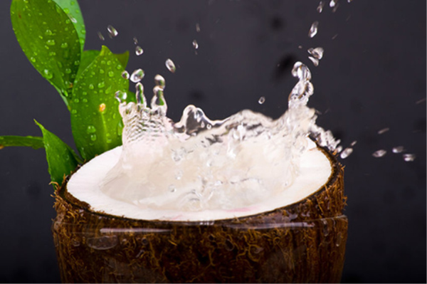  Nước dừa khô là bí quyết giúp quý cô, quý bà giữ màu cho váy áo của mình.