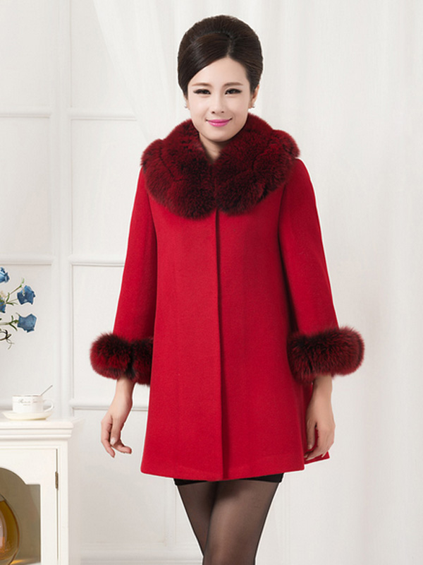  Thiết kế áo khoác dạ dáng ngắn màu đỏ , cổ lông đơn giản nhưng không đơn điệu, nhàm chán